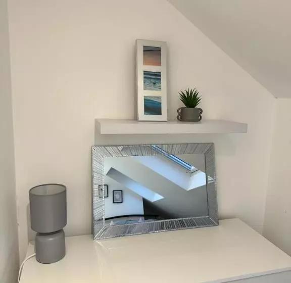 Lovely Town House Room 5