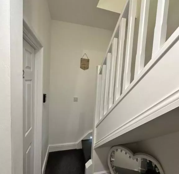 Lovely Town House Room 5