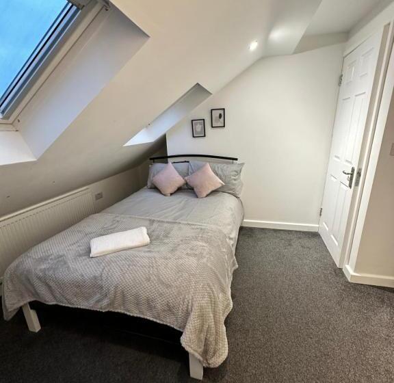 Lovely Town House Room 5