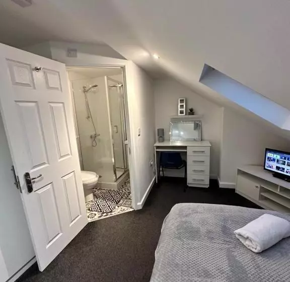 Lovely Town House Room 5