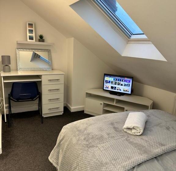 Lovely Town House Room 5