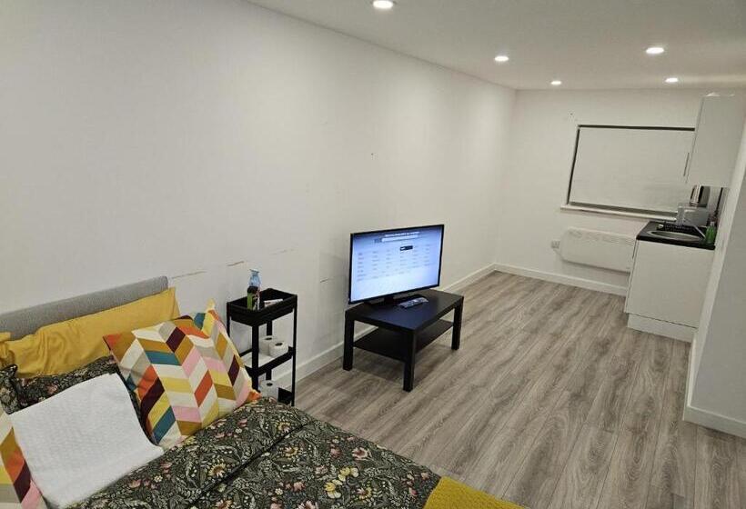 بنسيون A Home In A Room