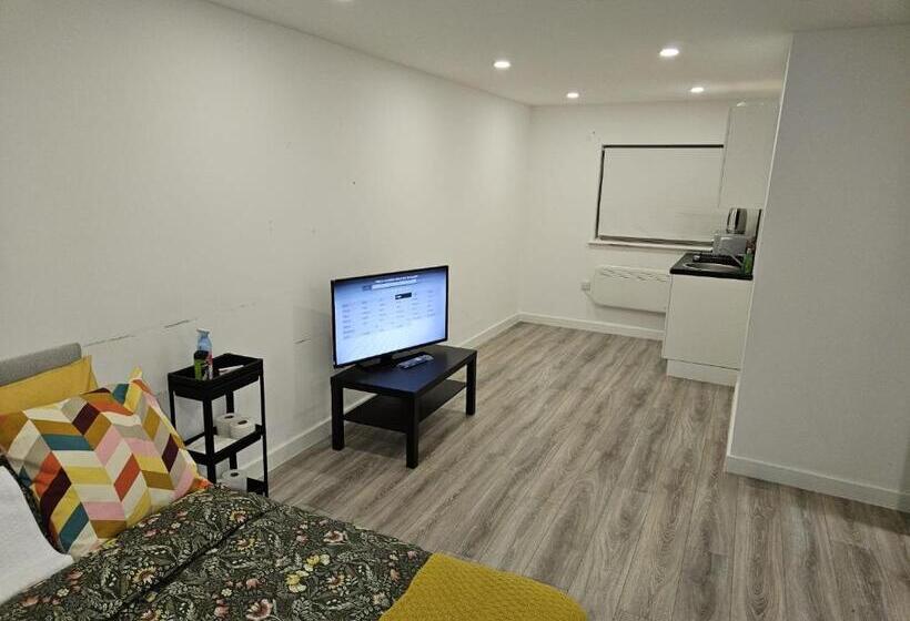 بنسيون A Home In A Room