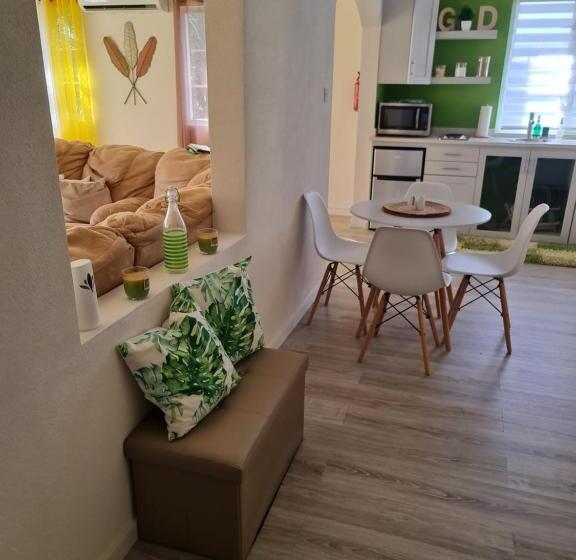 پانسیون Green Door Oasis