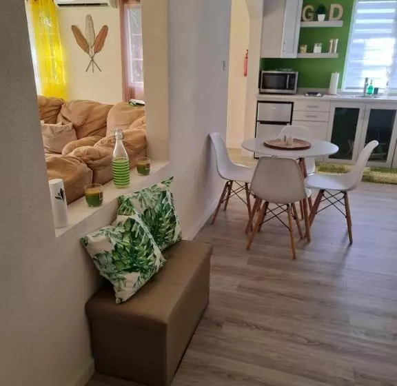 پانسیون Green Door Oasis