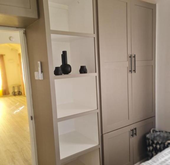 پانسیون Green Door Oasis