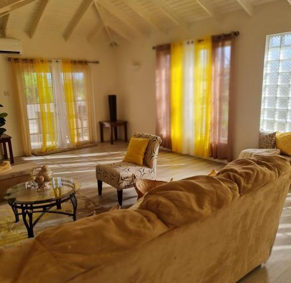 پانسیون Green Door Oasis