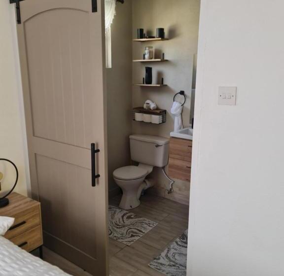 پانسیون Green Door Oasis