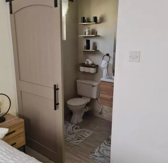 پانسیون Green Door Oasis