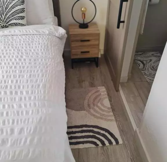 پانسیون Green Door Oasis