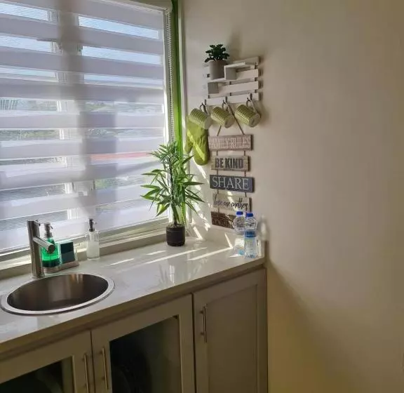 پانسیون Green Door Oasis