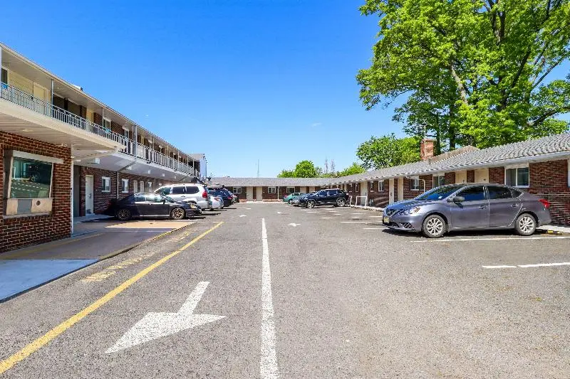 ホテル Americas Best Value Inn Avenel Woodbridge