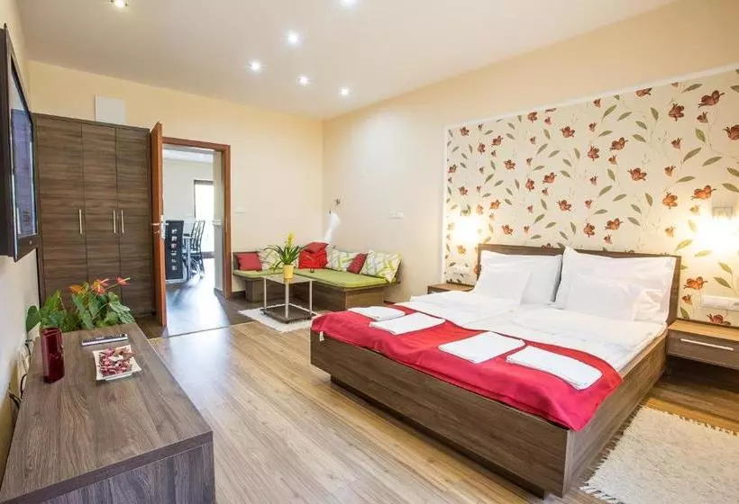 ホテル Nyirfa Apartmanház