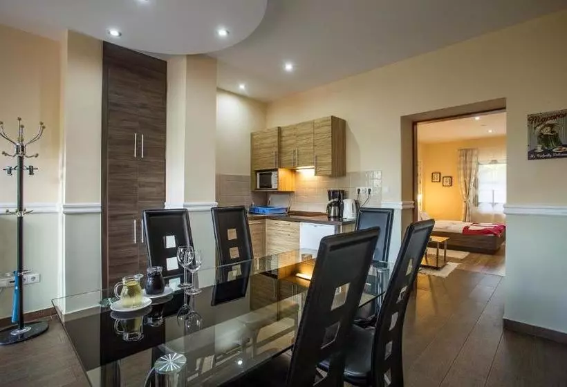ホテル Nyirfa Apartmanház