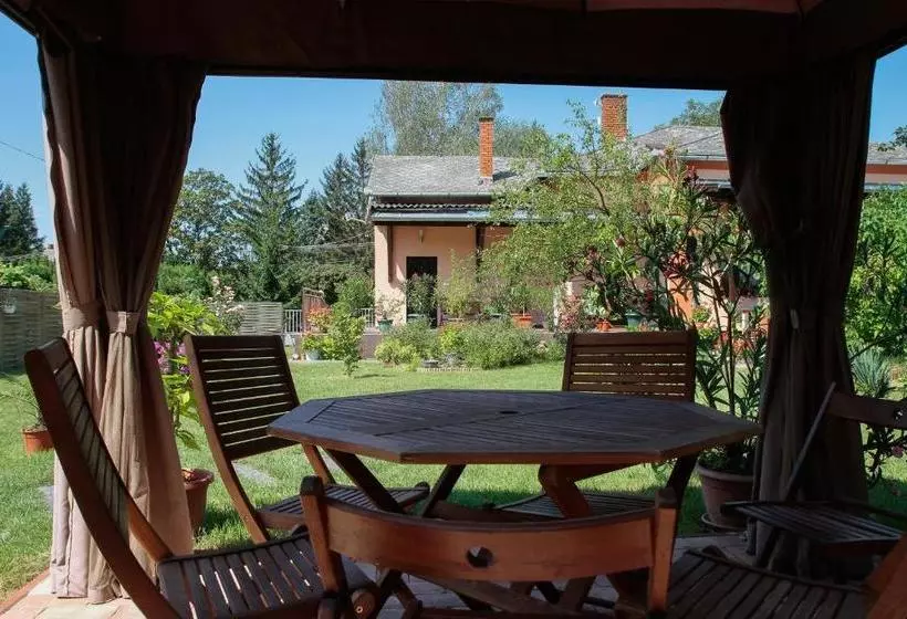 ホテル Nyirfa Apartmanház