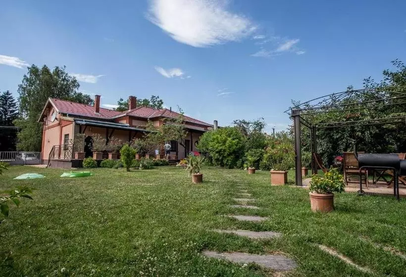 ホテル Nyirfa Apartmanház