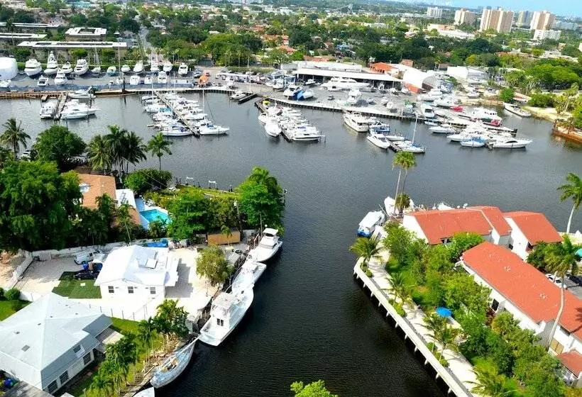 هتل Riviera Luxury Living At River Oaks Marina And Tower