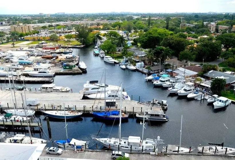 هتل Riviera Luxury Living At River Oaks Marina And Tower