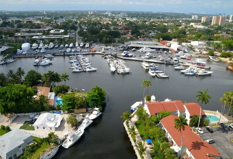 هتل Riviera Luxury Living At River Oaks Marina And Tower