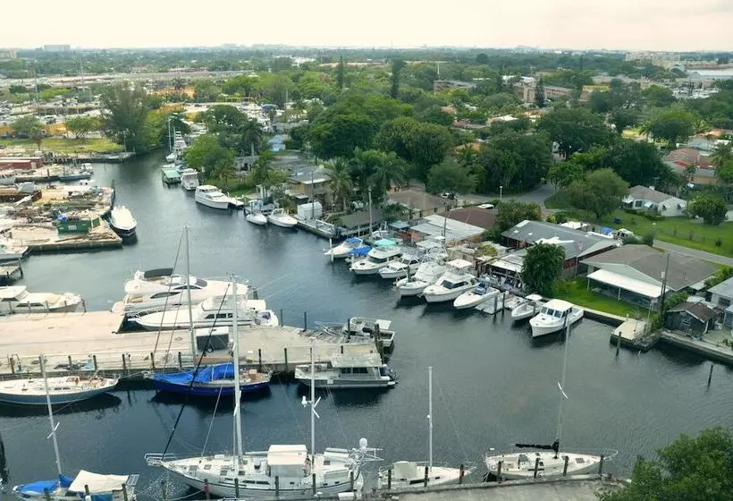 هتل Riviera Luxury Living At River Oaks Marina And Tower