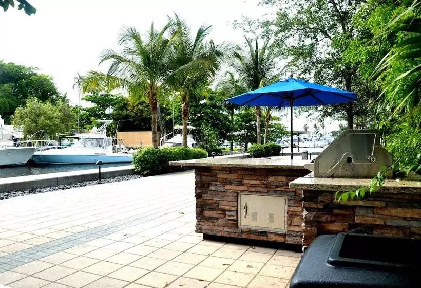 هتل Riviera Luxury Living At River Oaks Marina And Tower