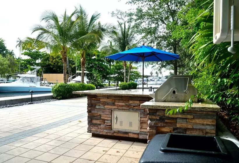 هتل Riviera Luxury Living At River Oaks Marina And Tower