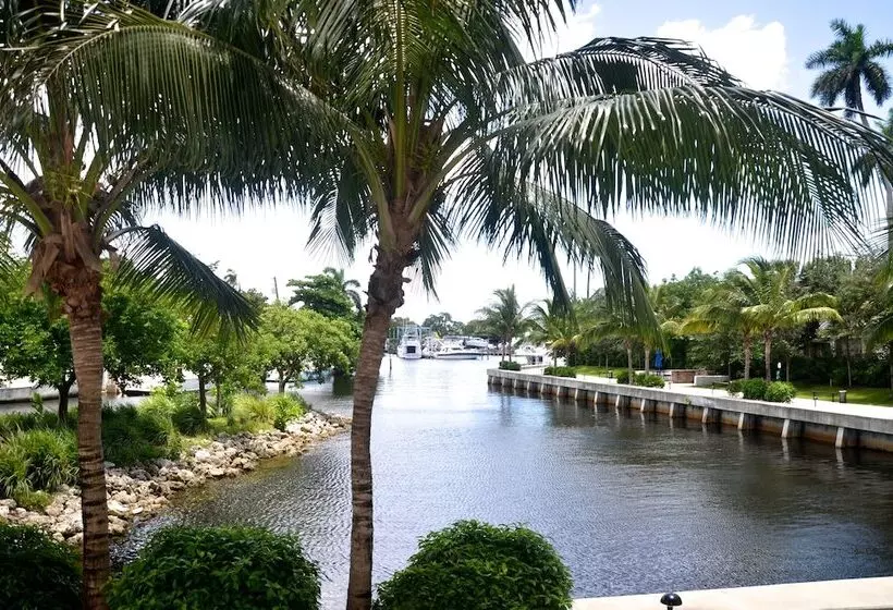 هتل Riviera Luxury Living At River Oaks Marina And Tower