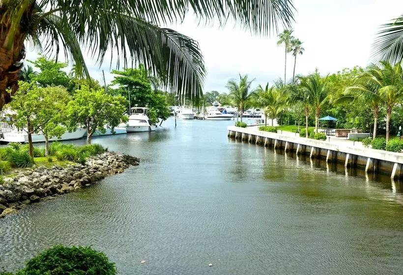 هتل Riviera Luxury Living At River Oaks Marina And Tower