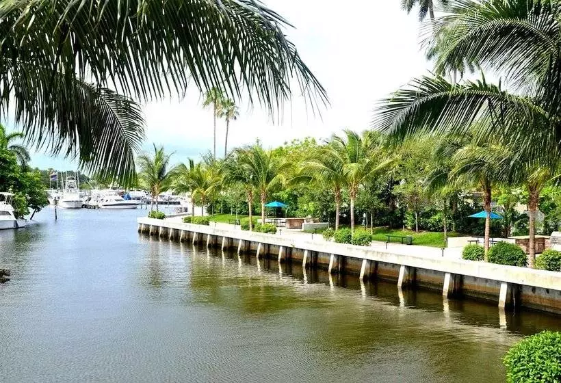 هتل Riviera Luxury Living At River Oaks Marina And Tower