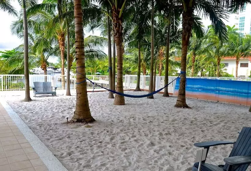 هتل Riviera Luxury Living At River Oaks Marina And Tower