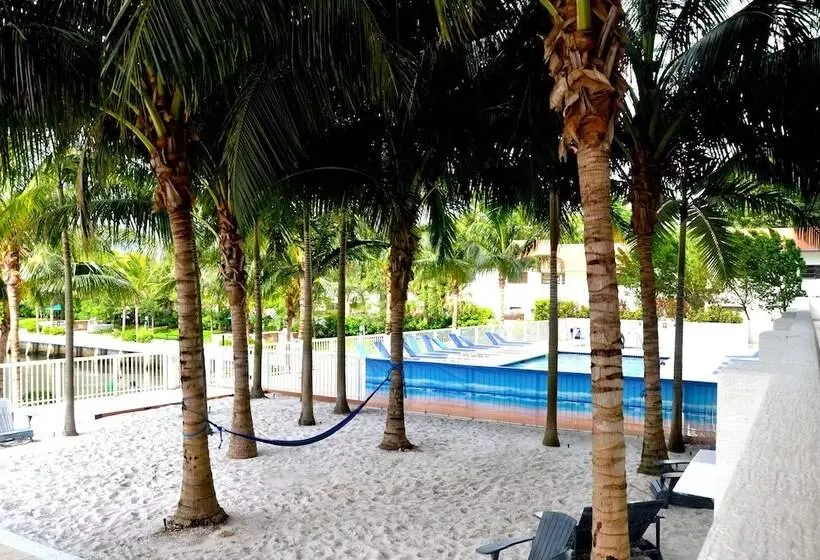 هتل Riviera Luxury Living At River Oaks Marina And Tower