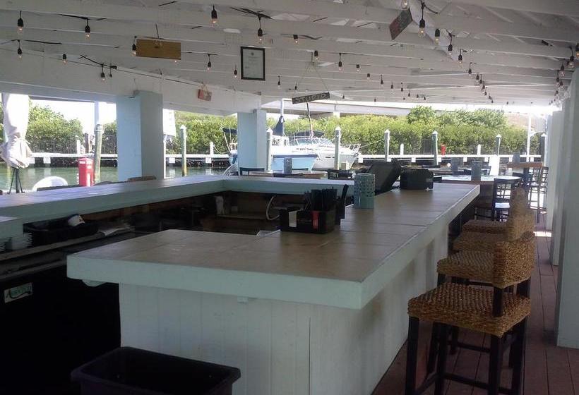 호텔 Smuggler's Cove Resort And Marina