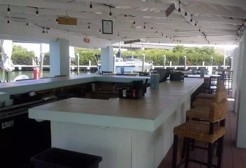ホテル Smuggler's Cove Resort And Marina