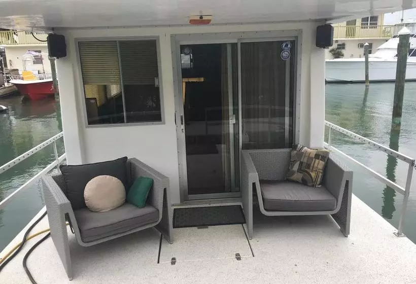 ホテル Smuggler's Cove Resort And Marina