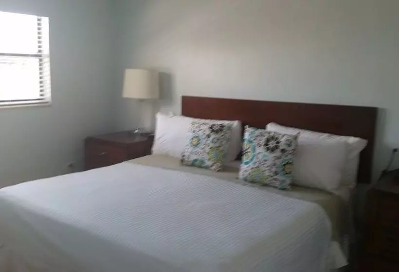 ホテル Smuggler's Cove Resort And Marina