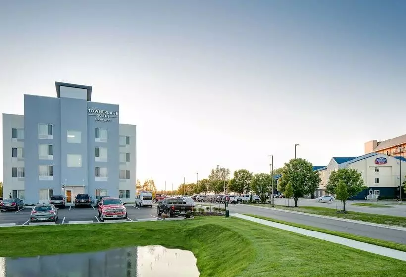 هتل Towneplace Suites By Marriott Kansas City Airport