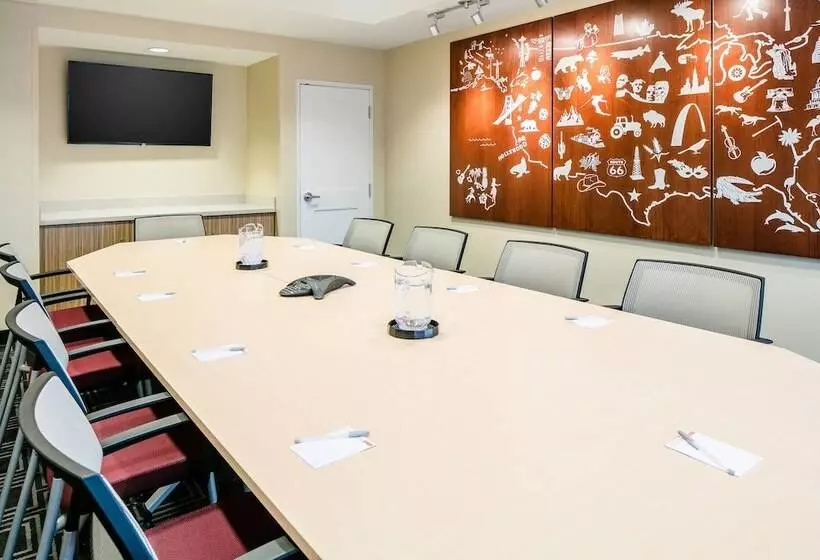 هتل Towneplace Suites By Marriott Kansas City Airport