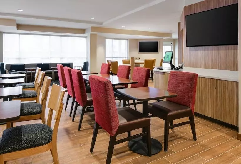 هتل Towneplace Suites By Marriott Kansas City Airport