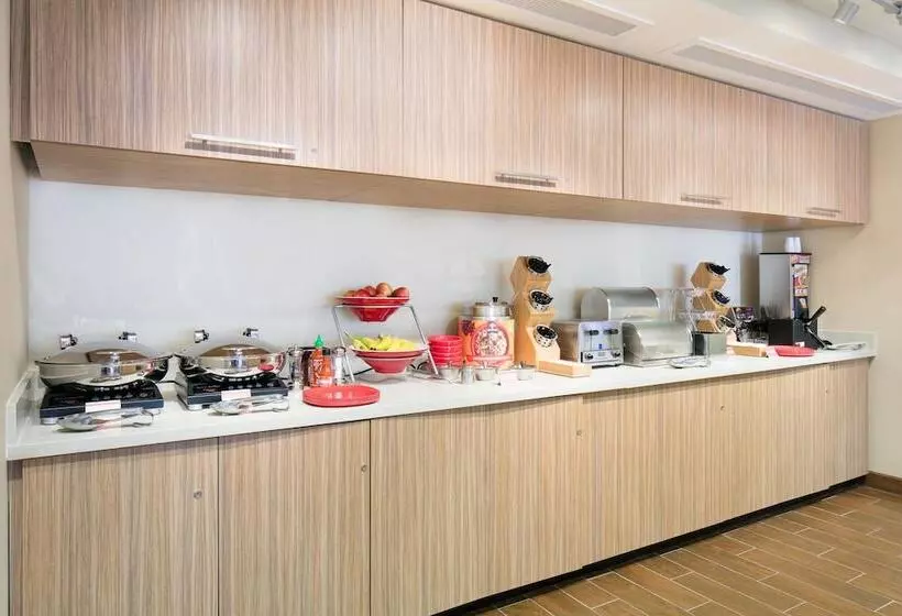 هتل Towneplace Suites By Marriott Kansas City Airport