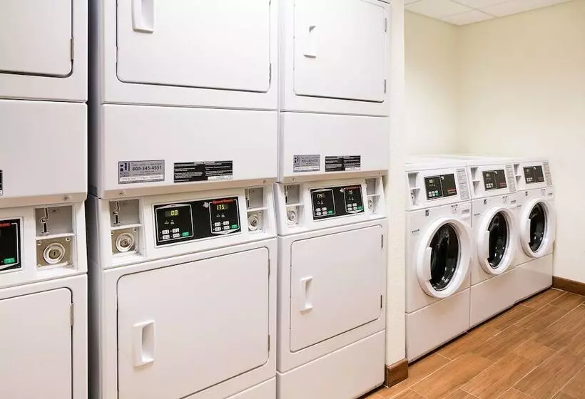 هتل Towneplace Suites By Marriott Kansas City Airport