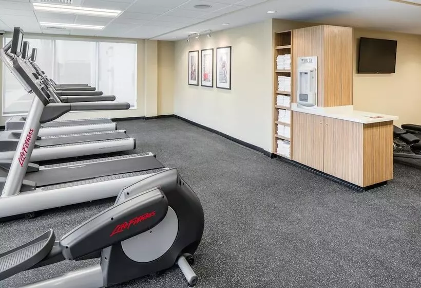 هتل Towneplace Suites By Marriott Kansas City Airport