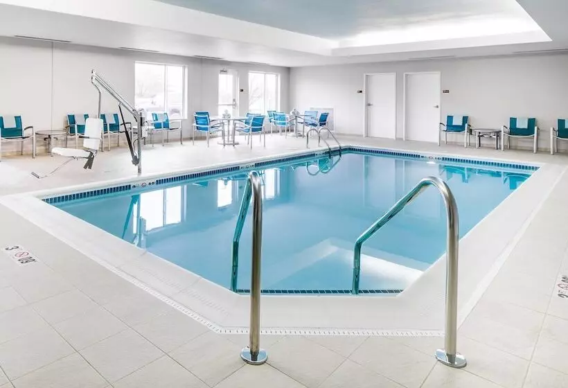 هتل Towneplace Suites By Marriott Kansas City Airport