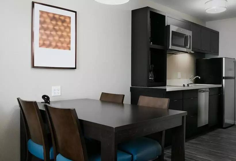 هتل Towneplace Suites By Marriott Kansas City Airport