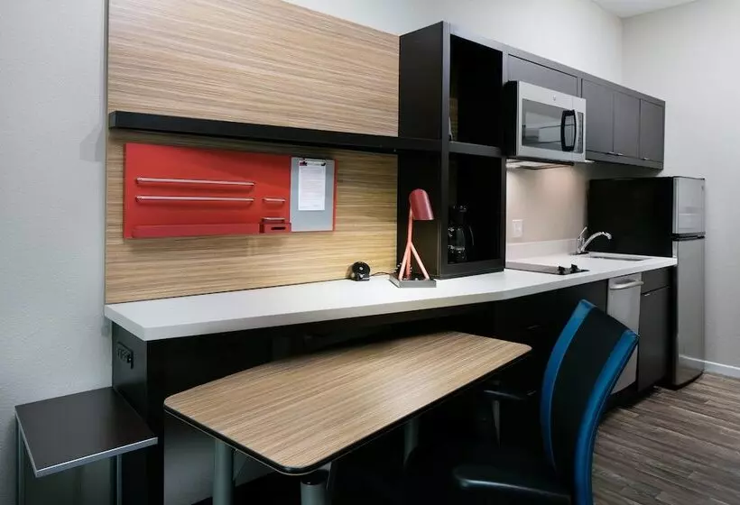 هتل Towneplace Suites By Marriott Kansas City Airport