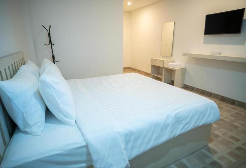 Отель Elephant Inn And Suite By Sajiwa