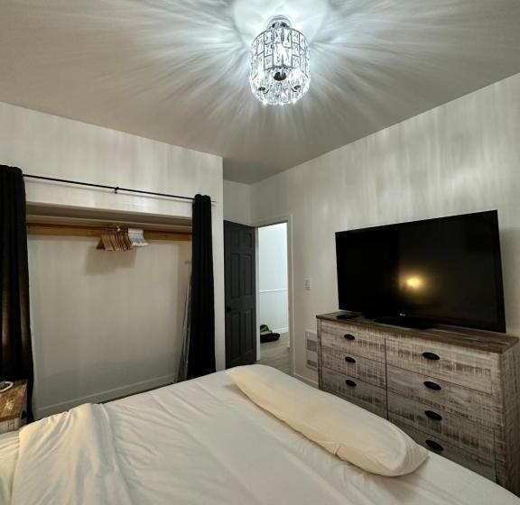 پانسیون Charming 2bd/1ba Home With Modern Amenities