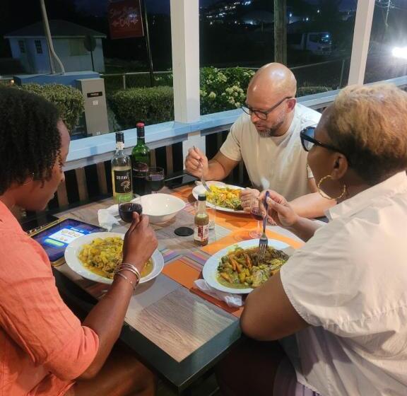 Silverbuttons Apartments & Eats