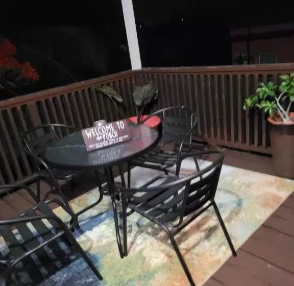 Silverbuttons Apartments & Eats