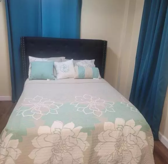 Silverbuttons Apartments & Eats