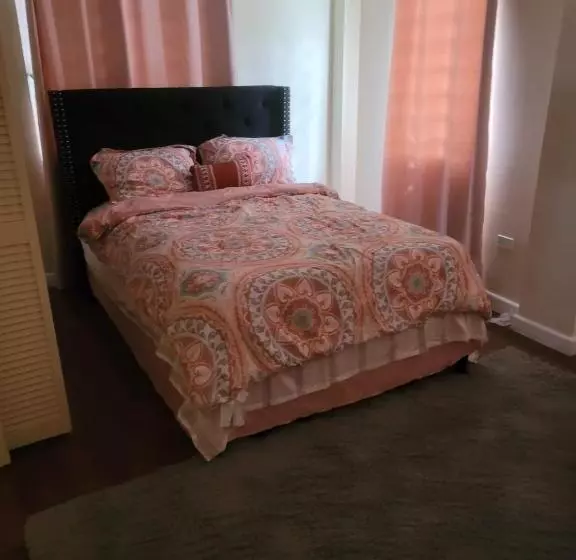 Silverbuttons Apartments & Eats